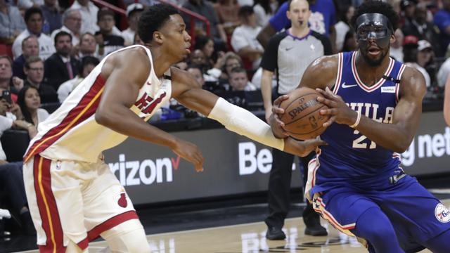 Aksi Joel Embiid melepaskan tembakan saat Sixers melawan Heat pada gim ketiga play-off NBA