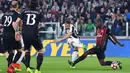 Sepakan pemain Juventus, Marko Pjaca melewati hadangan pemain AC Milan, Christian Zapata pada lanjutan Serie A di Juventus stadium, Turin, (10/3/2017). Juventus menang 2-1.  (Alessandro Di Marco/ANSA via AP)