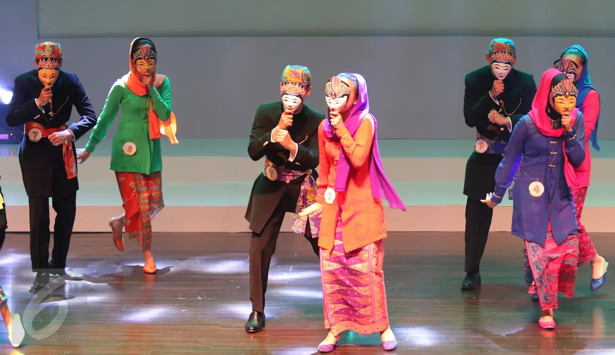Para finalis Abang None Jakarta selatan 2016 saat menunjukan bakat tari di Balai Kartini, Jakarta, Jumat (20/5).Tersisa 30 finalis untuk menunjukkan kemampuannya di Abang None Jakarta selatan 2016.(Liputan6.com/Angga Yuniar)