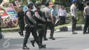 Petugas melakukan patroli di depan Mapolresta Solo yang ditutup pasca ledakan bom bunuh diri, Solo, Jawa Tengah, (5/7). Polda Jawa Tengah bersama tim dari Mabes Polri dan tim Densus 88, masih terus menyelidiki peristiwa tersebut. (Boy Harjanto)