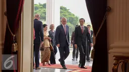 Presiden Joko Widodo bersama PM Australia, Malcolm Turnbull berjalan masuk kedalam Istana Merdeka, Jakarta, Kamis (12/11). Ini adalah kunjungan perdana Turnbull setelah terpilih menjadi PM Australia pada 14 September 2015. (Liputan6.com/Faizal Fanani)