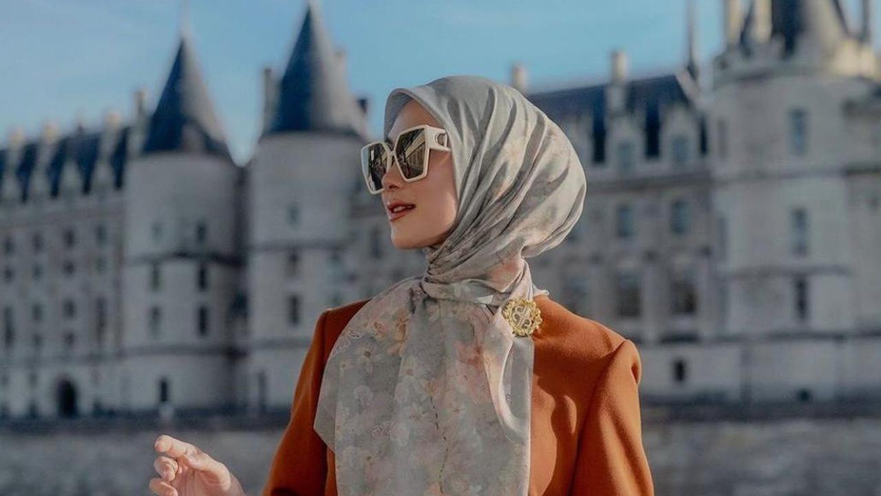 Walaupun menutupi bagian dada, penampilan tetap bisa terjaga modis dengan gaya hijab yang sesuai.&nbsp;