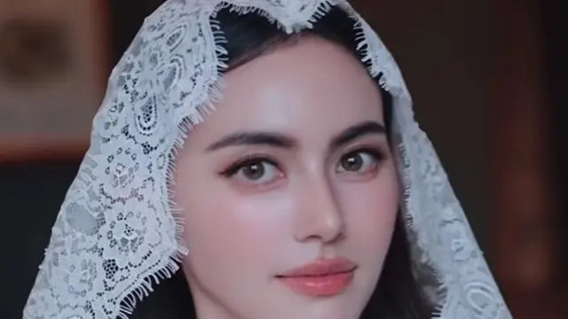 Davika Hoorne Tampil Memukau dalam Gaun Renda Berkerah Rendah di Momen Pernikahannya