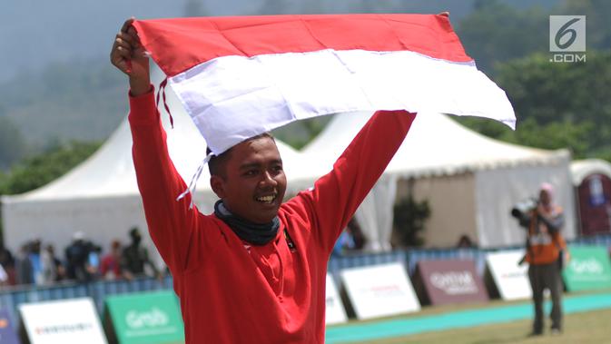 Atlet paralayang Indonesia, Jafro Megawanto berselebrasi seusai babak nomor ketepatan mendarat pria cabang Paralayang Asian Games 2018 di Gunung Mas, Puncak, Bogor, Jawa Barat, Kamis (23/8). Jafro sukses meraih medali emas. (Merdeka.com/Arie Basuki)