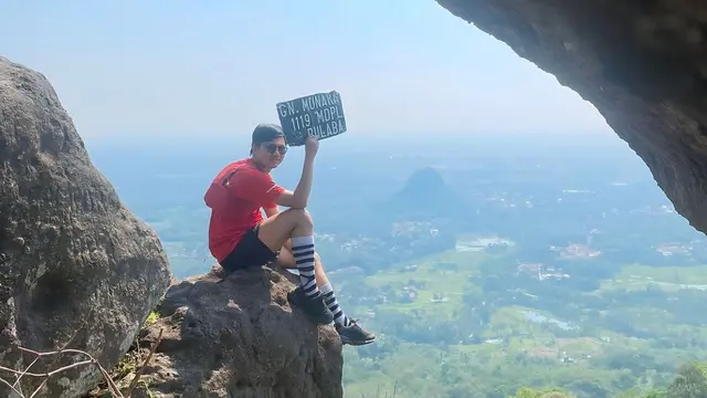 Seorang pendaki di Gunung Munara, Bogor.