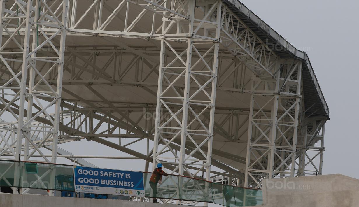 Seorang pekerja beristirahat sejenak di venue balap sepda Velodrome, Rawamangun, Jakarta Timur, (3/11/2017). Velodrome Akan di gunakan untuk Asian Games 2018. (Bola.com/Nick Hanoatubun)