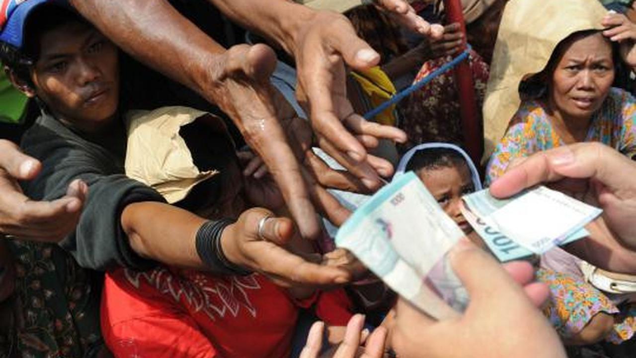 Warga berebut angpao di Vihara Dharma Bakti