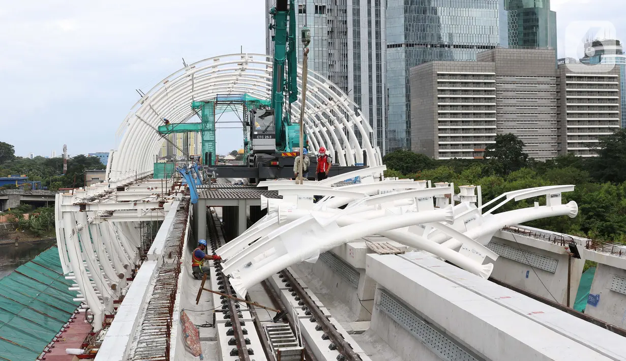 Pekerja beraktivitas menyelesaikan pengerjaan Stasiun LRT Jabodebek Dukuh Atas, Jakarta, Minggu (29/11/2020). Saat ini progres pembangunan LRT Jabodebek sudah mencapai 79,52 persen dan ditarget akan beroperasi pada pertengahan 2022. (Liputan6/Helmi Fithriansyah)