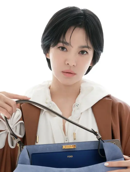 Untuk outfit layering, rambut pendek Song Hye Kyo ditata lebih rapi dengan poni belah tengah [@kyo1122]