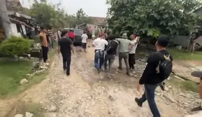 Aksi penggerebekan bandar narkoba yang juga produsen senjata api rakitan di Lampung Tengah berlangsung menegangkan. (Liputan6.com/ Ardi Munthe)