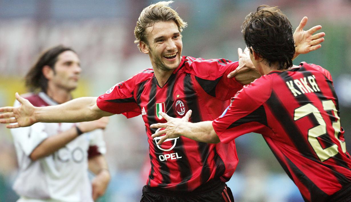 Selebrasi striker AC Milan, Andriy Shevchenko setelah mencetak gol ke gawang Reggina pada laga Liga Italia 2004/2005 di San Siro Stadium, Milan (3/10/2004). Andriy Shevchenko menghabiskan total 8 musim membela AC Milan dalam dua periode sejak didatangkan dari Dynamo Kyiv pada awal musim 1999/2000 dengan mahar 23,91 juta euro. Pada awal musim 2006/2007 AC Milan melepasnya ke Chelsea dengan nilai transfer 43,88 juta euro atau kini setara Rp718 miliar. (AFP/Patrick Hertzog)