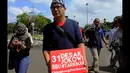Perwakilan pendemo mengirimkan 31 ribu petisi dukungan mendesak Presiden Jokowi menarik kembali pencalonan Komjen Budi Gunawan menjadi Kapolri, Jakarta, Rabu (21/1/2015). (Liputan6.com/Faisal R Syam)