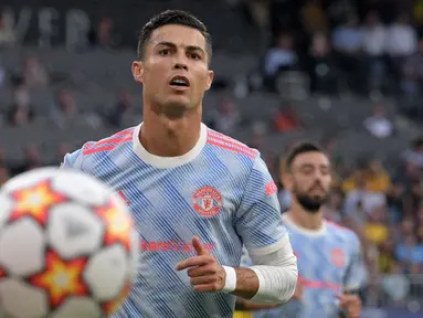 Laga Manchester United melawan BSC Young Boys merupakan penampilan yang ke-177 kali Ronaldo di Liga Champions. Hal tersebut berhasil menyamai rekor penampilan terbanyak dari Iker Casillas di Liga Champions. Sayangnya MU harus kalah walapun CR7 mencetak gol. (AFP/Sebastien Bozon)