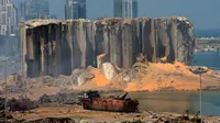 Sebuah kapal besar yang hancur setelah ledakan besar di pelabuhan Kota Beirut, Lebanon (5/8/2020). Dua ledakan besar melanda pelabuhan Beirut, menewaskan sedikitnya 78 orang dan ribuan luka-luka. (AFP Photo/STR)