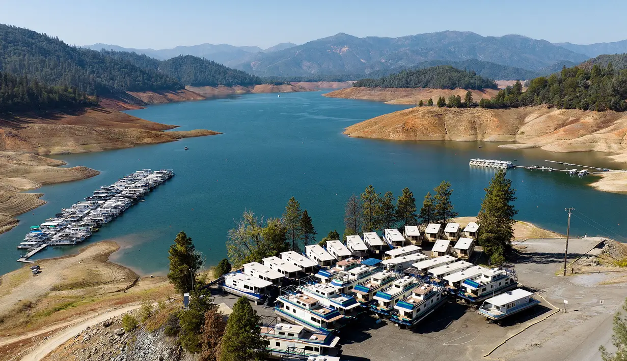 Danau Shasta seluas 12.000 hektar ini merupakan waduk terbesar di California, yang dipegang oleh Shasta Dam raksasa, bendungan terbesar kedua di Amerika Serikat setelah Grand Coulee . (JOSH EDELSON / AFP)