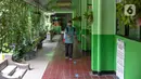 Seorang guru mendisinfeksi SDN Kenari 08, Jakarta, Selasa (6/4/2021). Uji coba pembelajaran tatap muka terbatas di DKI Jakarta akan dilakukan dengan menerapkan protokol kesehatan COVID-19 yang ketat. (Liputan6.com/Faizal Fanani)