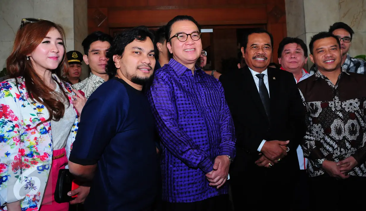 Sejumlah musisi Tanah Air menemui Jaksa Agung, HM Prasetyo (berdasi) di Kejaksaan Agung, Jakarta, Rabu (17/6/2015). Kedatangan anggota PAPRI tersebut untuk menyuarakan gerakan anti pembajakan. (Liputan6.com/Faisal R Syam)