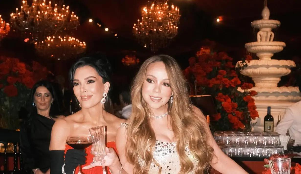 Sementara itu, diva Mariah Carey tampil menawan dalam gaun spaghetti strap berkilau warna emas yang memancarkan aura mewah khas dirinya.   [@krisjenner].