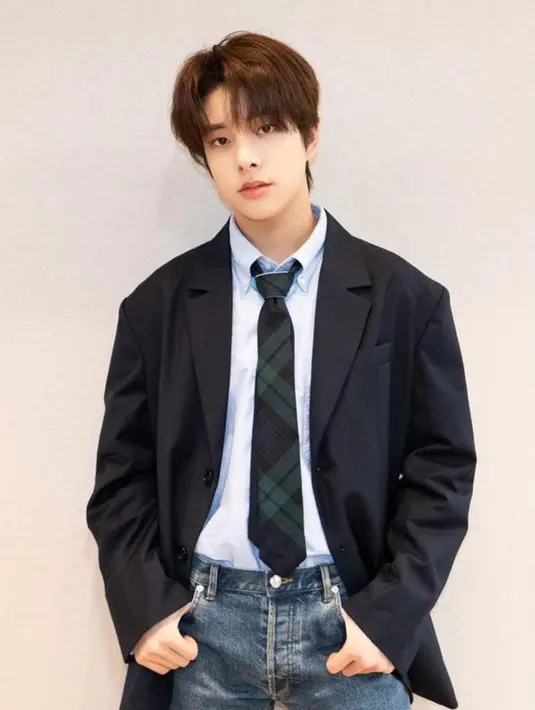 Jake mengenakan jeans yang ternyata cocok dipadukan dengan blazer yang memberikan kesan formal. Penyanyi yang tergabung dalam agensi Belift Lab ini memiliki dua kebangsaan Australia dan Korea Selatan. (Instagram/@enhypen)