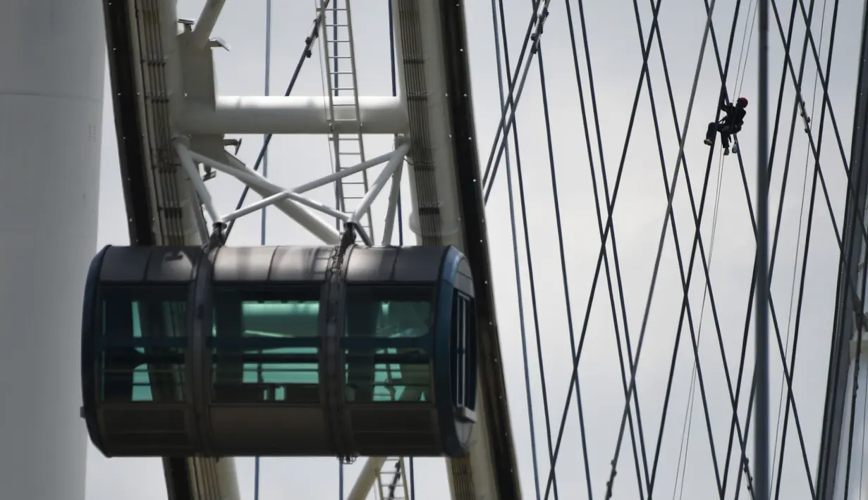 Seorang pekerja melakukan tugas pemeliharaan dan pembersihan di Singapore Flyer, Singapura, 1 September 2020. (Xinhua/Then Chih Wey)