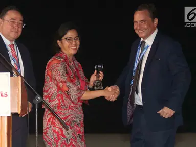 Direktur Pemasaran Regional Eropa Timur Tengah, De La Rue Damian Kwiatkowski (kanan) memberikan penghargaan sebagai Menteri Keuangan Of The Years 2018 kepada Sri Mulyani di Nusa Dua Bali, Sabtu (13/10). (Liputan6.com/Angga Yuniar)