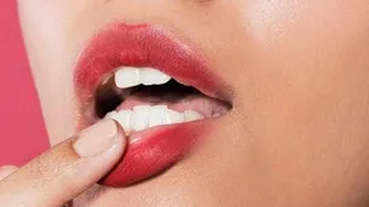 1. Gradient Ombre Lips: Menciptakan Gradasi Warna yang Menawan