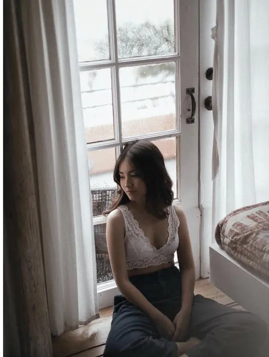 Menghadirkan gaya tropis, bralette dan celana linen jadi paduan yang stylish dan sederhana, hadirkan kesan santai yang menjanjikan.  [Foto: Instagram/ Maria Zhang]