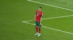 Pemain Maroko, Achraf Hakimi, melakukan selebrasi ala Pinguin usai mencetak gol ke gawang Spanyol pada laga 16 besar Piala Dunia 2022 di Stadion Education City, Selasa (6/12/2022). (AP/Ricardo Mazalan)