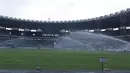 Suasana penyiraman rumput di SUGBK, Senayan, Jakarta, Selasa (8/8/2017). SUGBK menggunakan rumput jenis Zoysia matrella yang merupakan rumput standar FIFA untuk stadion bertaraf internasional. (Bola.com/M Iqbal Ichsan)