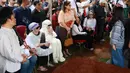 Saat prosesi pemakaman jenazah Ray Sahetapy, Dewi Yull terlihat setia duduk di samping makam. (KapanLagi.com/Budy Santoso)