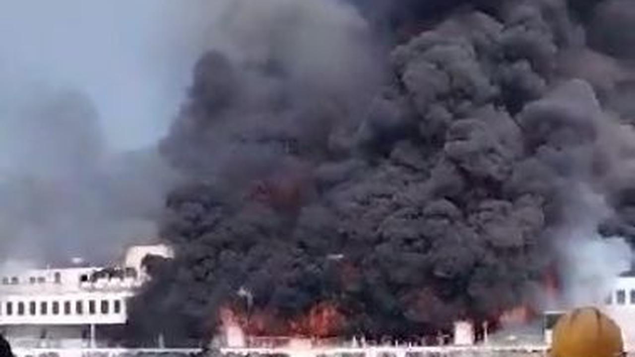 Selain penumpang, kapal juga mengangkut sebanyak 135 unit truk yang akan menunju pelabuhan panjang Lampung.&nbsp;<br>