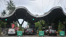 Sejumlah kendaraan roda empat tampak memasuki pintu utama Taman Impian Jaya Ancol, Jakarta, Kamis (31/12). Malam pergantian tahun nanti rencananya akan dimeriahkan pesta kembang api dan konser grupband Noah dan Wali. (Liputan6.com/Gempur M Surya)