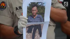 Kabid Humas Polda Metro Jaya Kombes Pol Raden Prabowo Argo Yuwono menunjukkan foto pelaku begal sadis di Mapolda Metro Jaya, Jakarta, Kamis (19/7). Polisi berhasil memburu pelaku begal sadis di Tangerang. (Merdeka.com/Imam Buhori)
