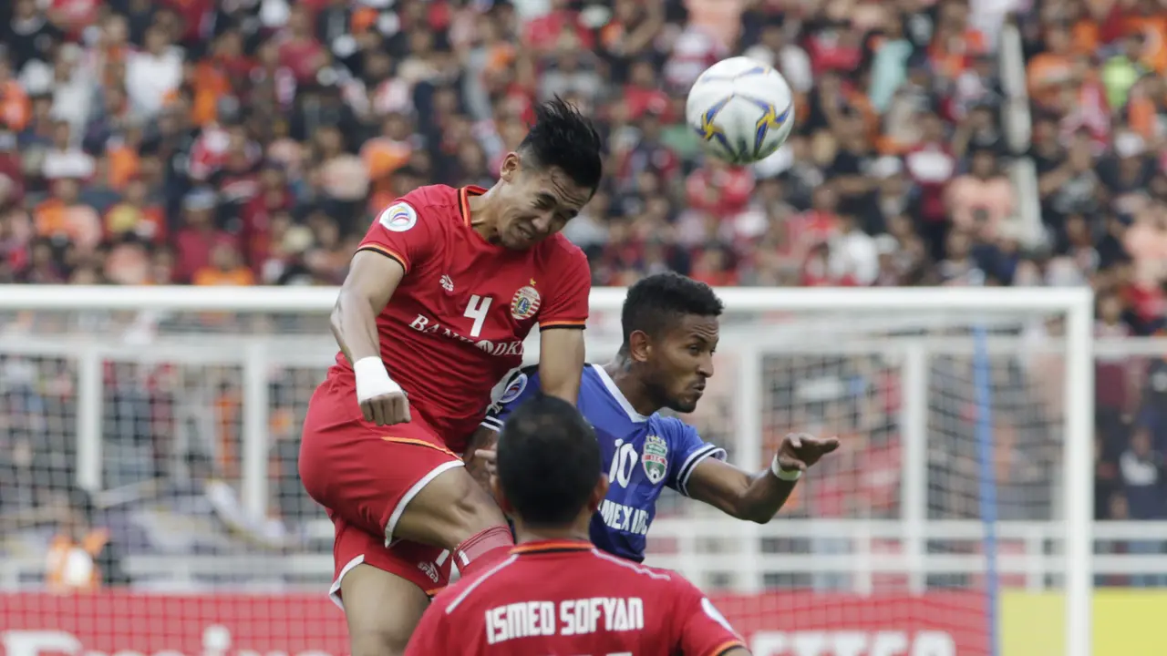 Bek Persija Jakarta, Ryuji Utomo, menyundul bola saat melawan Becamex Binh Duong pada laga Piala AFC. (Bola.com/M. Iqbal Ichsan)