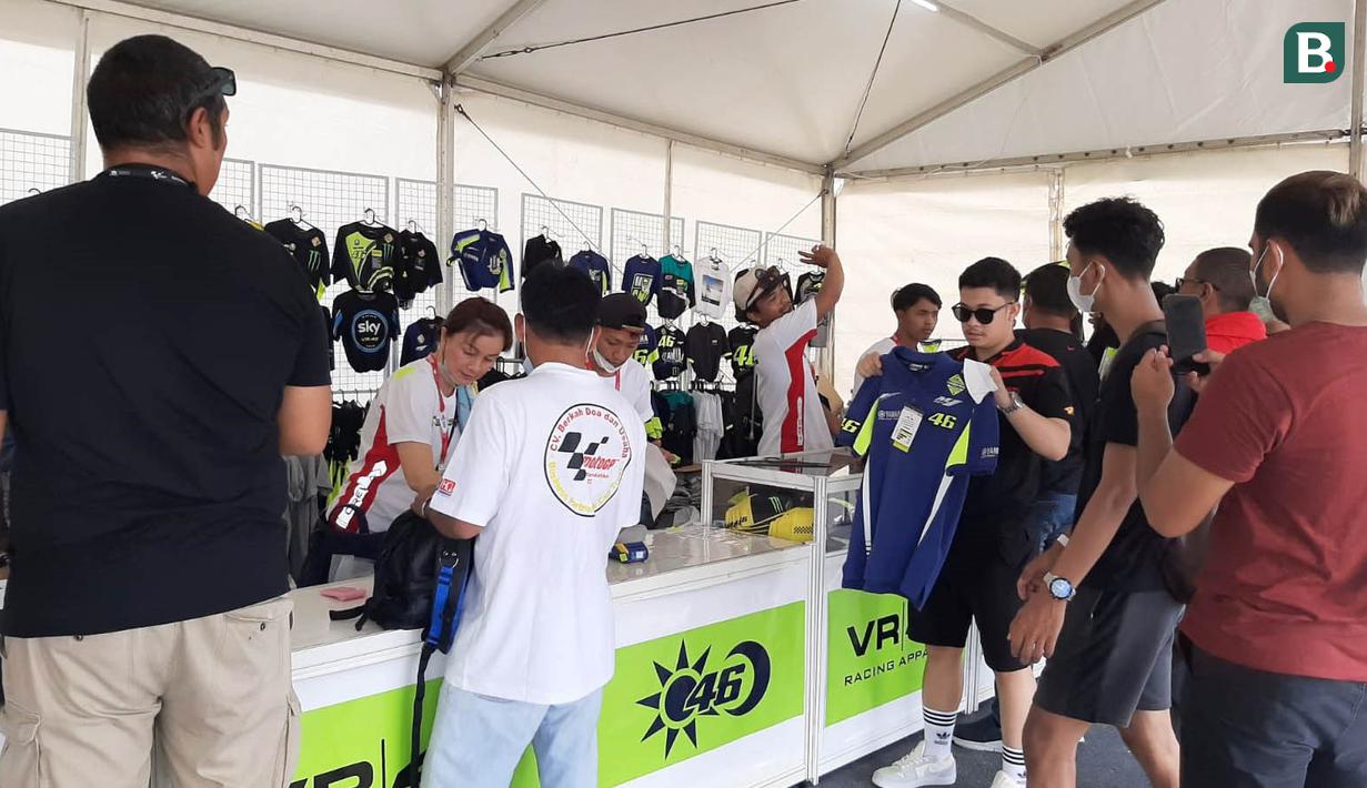 Ada stand legenda MotoGP Valentino Rossi di Sirkuit Mandalika.
Stand Valentino Rossi tersebut terletak di area Inner Circle tepatnya atau sebelah selatan BNI Mandalika Music Vibes. (Bola.com/Yus Mei Sawitri)