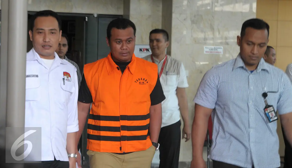 Bupati Subang, Ojang Suhandi (tengah) keluar dari Gedung KPK, Jakarta, Selasa (12/4). Ojang Suhandi ditahan terkait kasus dugaan suap rencana penuntutan dalam kasus penggelapan dana BPJS. (Liputan6.com/Helmi Afandi)