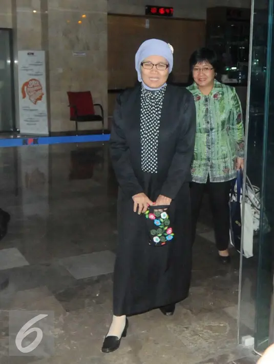 Sekjen DPR, Winantuningtyastiti Swasanani keluar dari Gedung KPK usai menjalani pemeriksaan, Jakarta, Kamis (12/11/15). Winantuningtyastiti diperiksa sebagai saksi untuk Dewie Yasin Limpo. (Liputan6.com/Helmi Afandi)