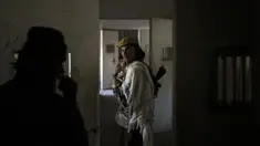 Pasukan Taliban berjalan menyusuri penjara Pul-e-Charkhi di Kabul, Afghanistan, Senin (13/9/2021). Pul-e-Charkhi sebelumnya adalah penjara utama pemerintah Afghanistan untuk menahan anggota Taliban yang ditangkap. (AP Photo/Felipe Dana)