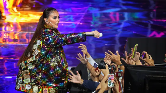 [Fimela] Agnez Mo HUT Indosiar ke-25