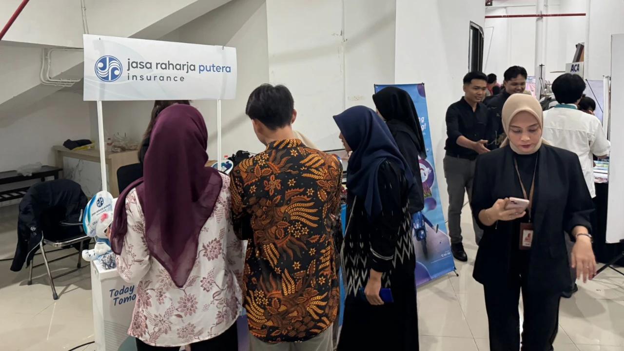 Jasaraharja Putera Hadirkan Booth Literasi Keuangan dan Edukasi JRP Aman di Universitas Jember