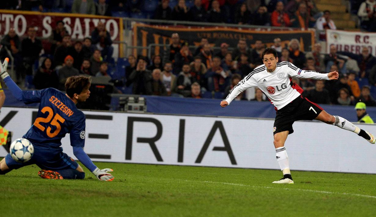 Pemain Bayer Leverkusen, Javier Hernandez,saat mencetak gol ke gawang AS Roma dalam laga Grup E Liga Champions di Stadion Olimpico, Roma, Kamis (5/11/2015) dini hari WIB. (Reuters/Max Rossi)