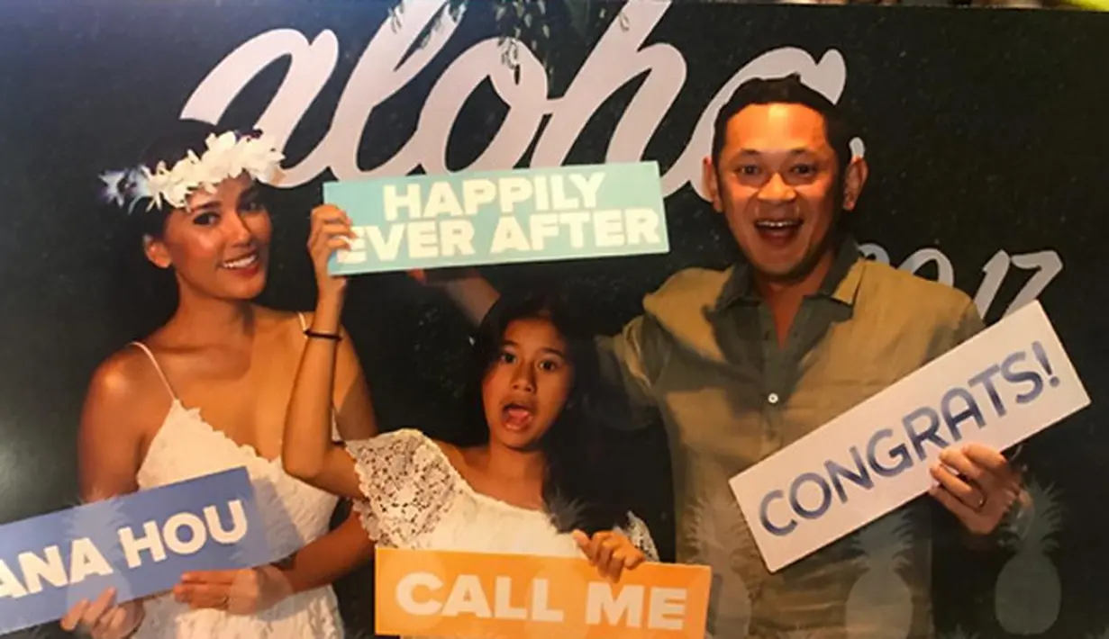 Titi Rajo Bintang dan suami, Adiranto Djokosoetono sedang menikmati liburan ke Spanyol. Salah satunya ia menyaksikan pertandingan partai pertama Piala Super Spanyol di Stadion Camp Nou, Minggu (13/8/2017). (Instagram/titirajobintang)