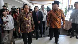 Ketua Umum Partai Golkar Aburizal Bakrie (kiri-depan) bersama Ketua Dewan Pembina Partai Gerindra, Prabowo Subianto hadir dalam acara Open House Wapres Jusuf Kalla di di Istana Wakil Presiden, Jakarta, Jumat (17/7/2015). (Liputan6.com/Faizal Fanani)