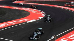 Suasana balapan F1 GP Meksiko di Sirkuit Autodromo Hermanos Rodriguez, Senin (2/11/2015) dini hari WIB. (AFP Photo/Alfredo Estrella)