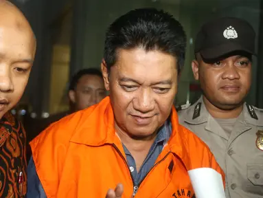 Hakim Pengadilan Negeri Jakarta Selatan, Irwan memakai rompi tahanan usai pemeriksaan di Gedung KPK, Jakarta, Rabu (28/11). Irwan resmi ditetapkan sebagai tersangka usai OTT terkait suap penanganan perkara perdata di PN Jaksel. (Merdeka.com/Dwi Narwoko)