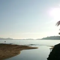 Biasanya kalau sudah terkenal, maka keindahannya bakalan hilang. Jadi, yuk kita ke Pantai Lakban segera!