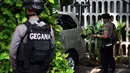 Personel Gegana Polda Metro Jaya memeriksa Sebuah mobil yang terparkir di area gereja katedral, Jakarta, Rabu (24/12/2014). (Liputan6.com/Faizal Fanani)