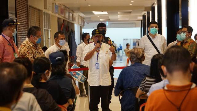 Sekretaris Camat Kecamatan Kosambi, Dr. Syarif Hidayat M.M., membuka dan meresmikan vaksinasi untuk 1000 lansia dan pekerja publik di Kecamatan Kosambi.