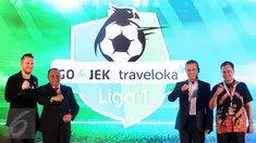 Ketua Umum PSSI Edy Rahmayadi (kedua kiri) saat menghadiri perkenalan sekaligus peluncuran Liga 1 di Jakarta, Senin (10/4). Liga 1 akan digelar pada 15 April mendatang bergulir selama 34 pekan dan diikuti 18 tim. (Liputan6.com/Helmi Fithriansyah)