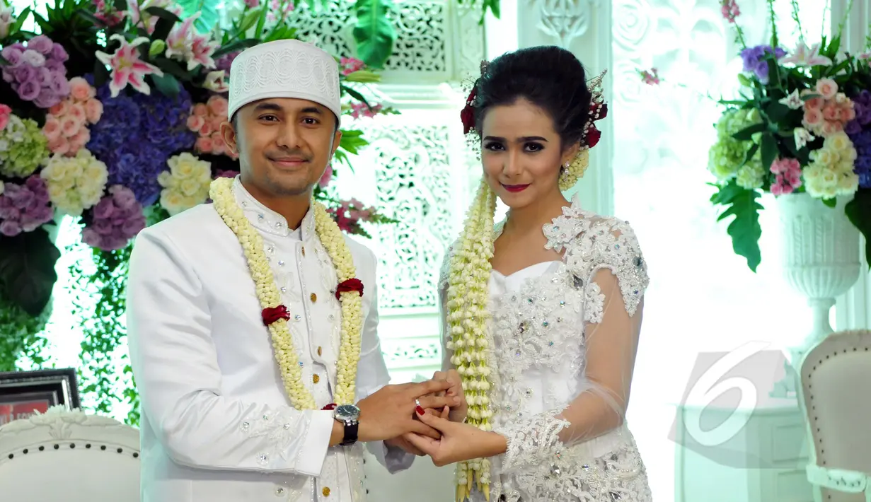 Hengky Kurniawan dan Sonya Fatmala berfoto bersama seusai prosesi akad nikah di sebuah hotel kawasan TMII, Jakarta, Kamis (23/4/2015). (Liputan6.com/Panji Diksana)